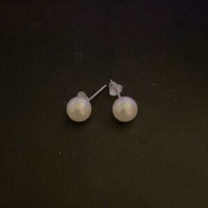 *BOGO Free* Pearl stud earrings